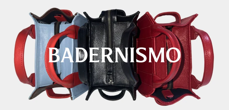 Três bolsas Core Tote Bag vistas de cima (azul claro e vermelha, preta e vermelha) com o logotipo BADERNISMO em branco por cima.